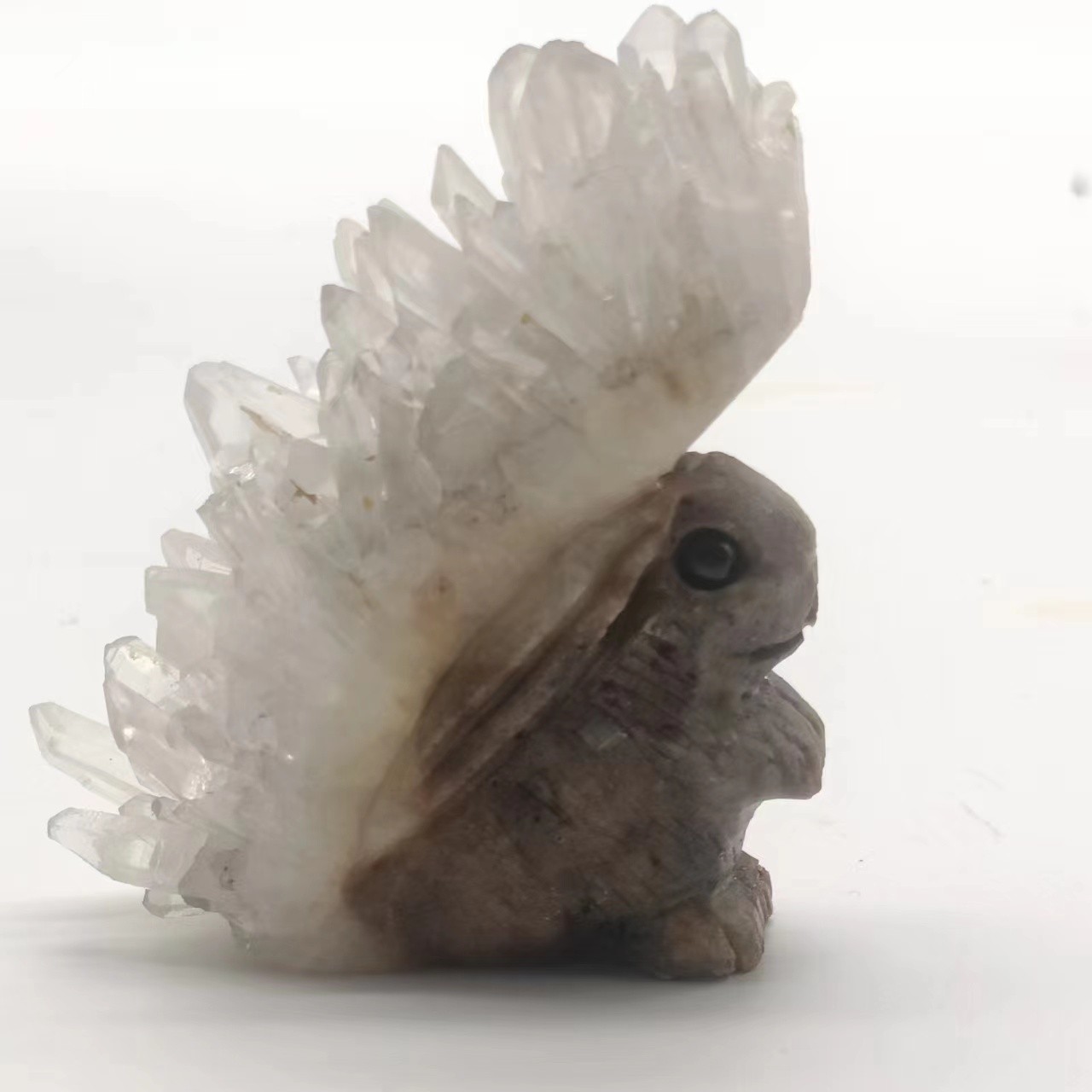 110g天然菊花晶簇兔子雕刻件